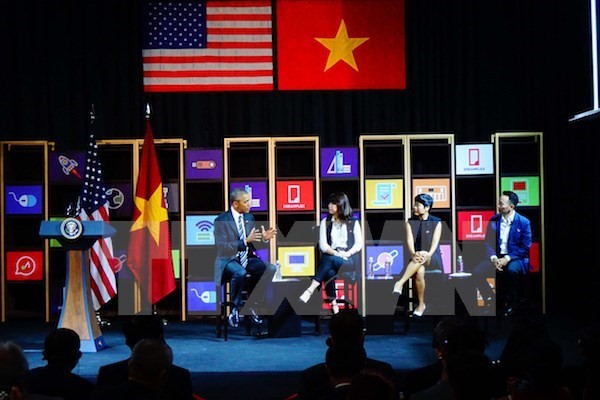 US President Barack Obama meets young Vietnamese entrepreneurs  - ảnh 1